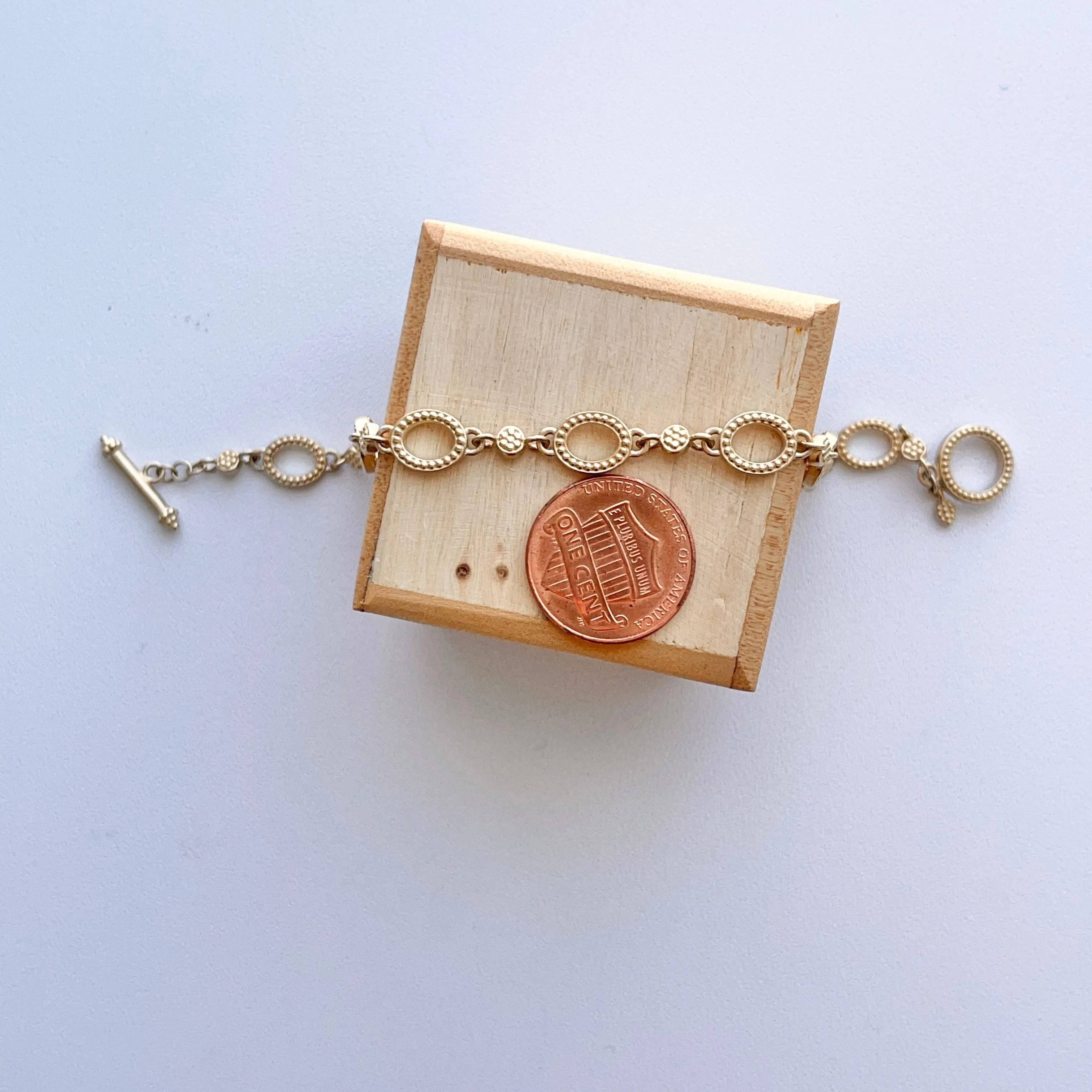 14KT Yellow Gold Oval Textured Links Toggle Claps Bracelet