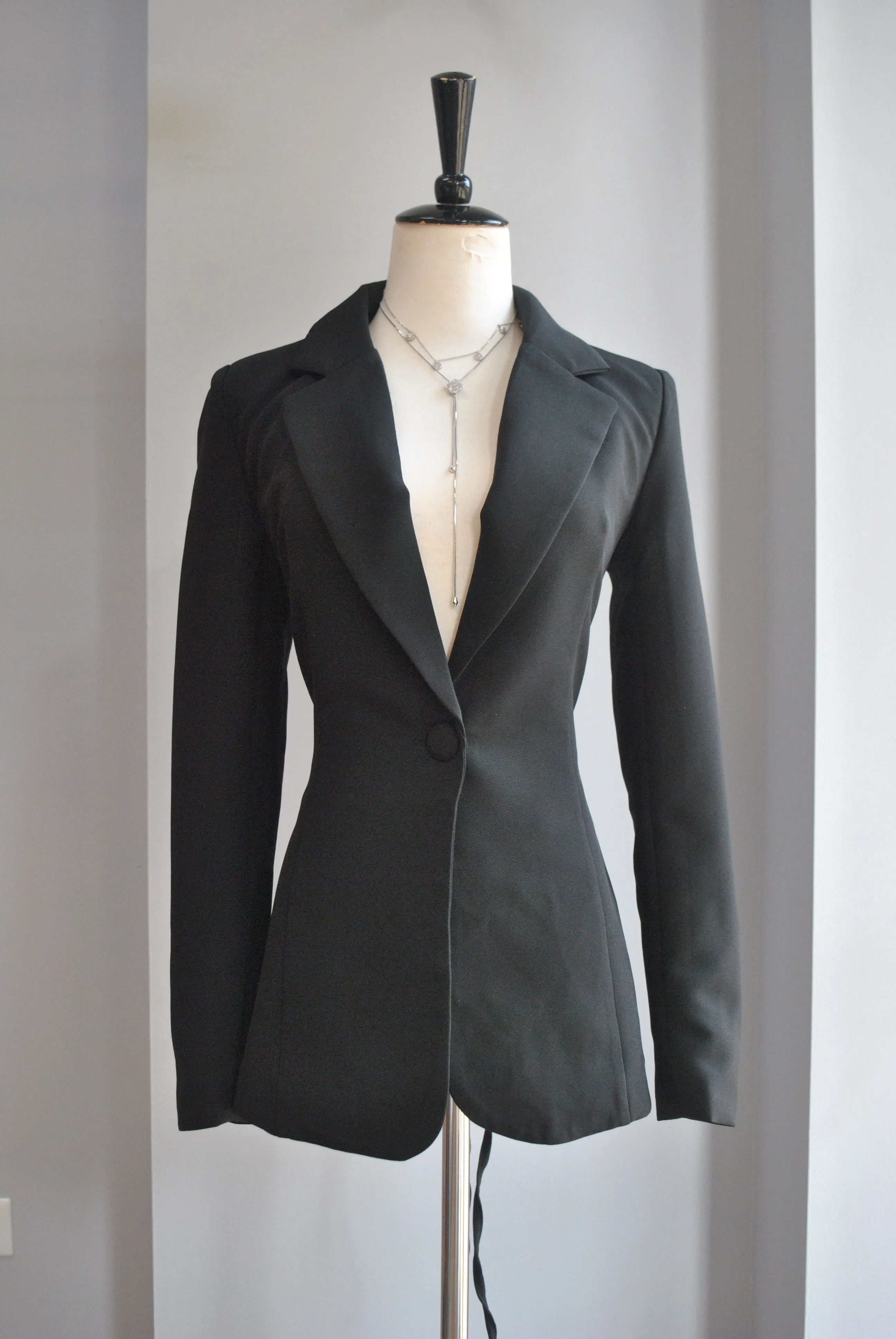 BLACK SIMPLE BLAZER WITH OPEN TIE BACK