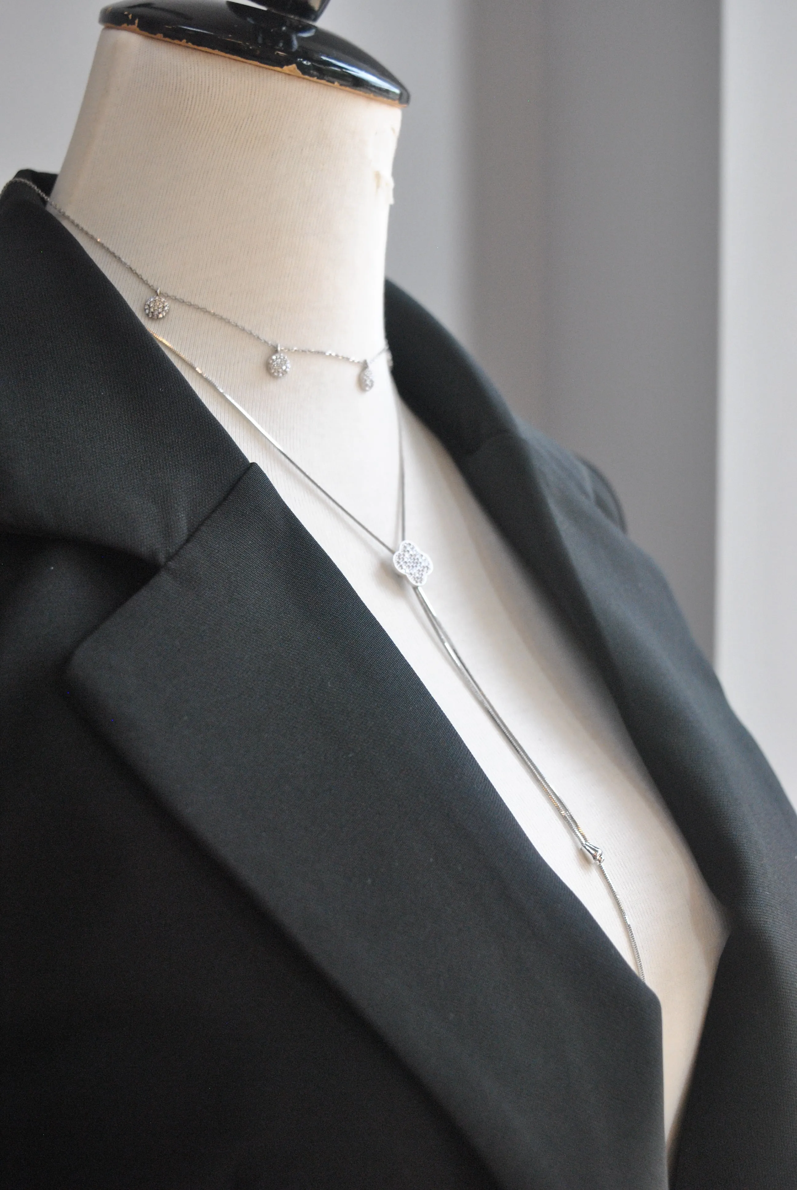 BLACK SIMPLE BLAZER WITH OPEN TIE BACK
