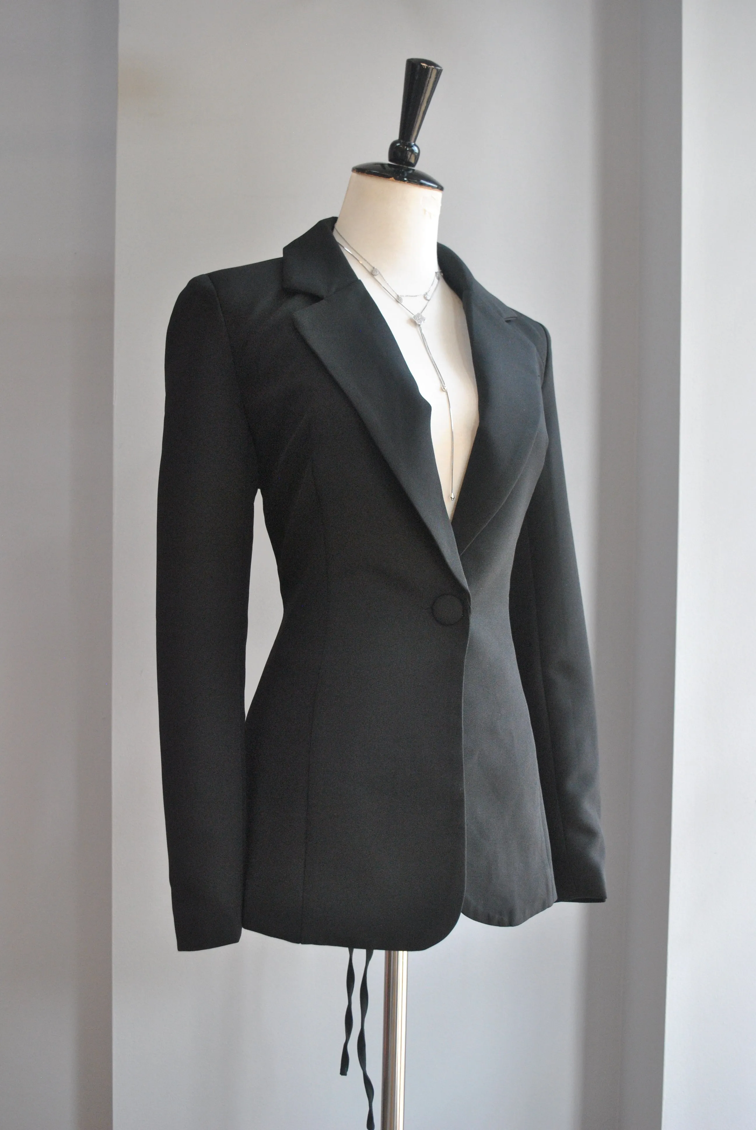 BLACK SIMPLE BLAZER WITH OPEN TIE BACK