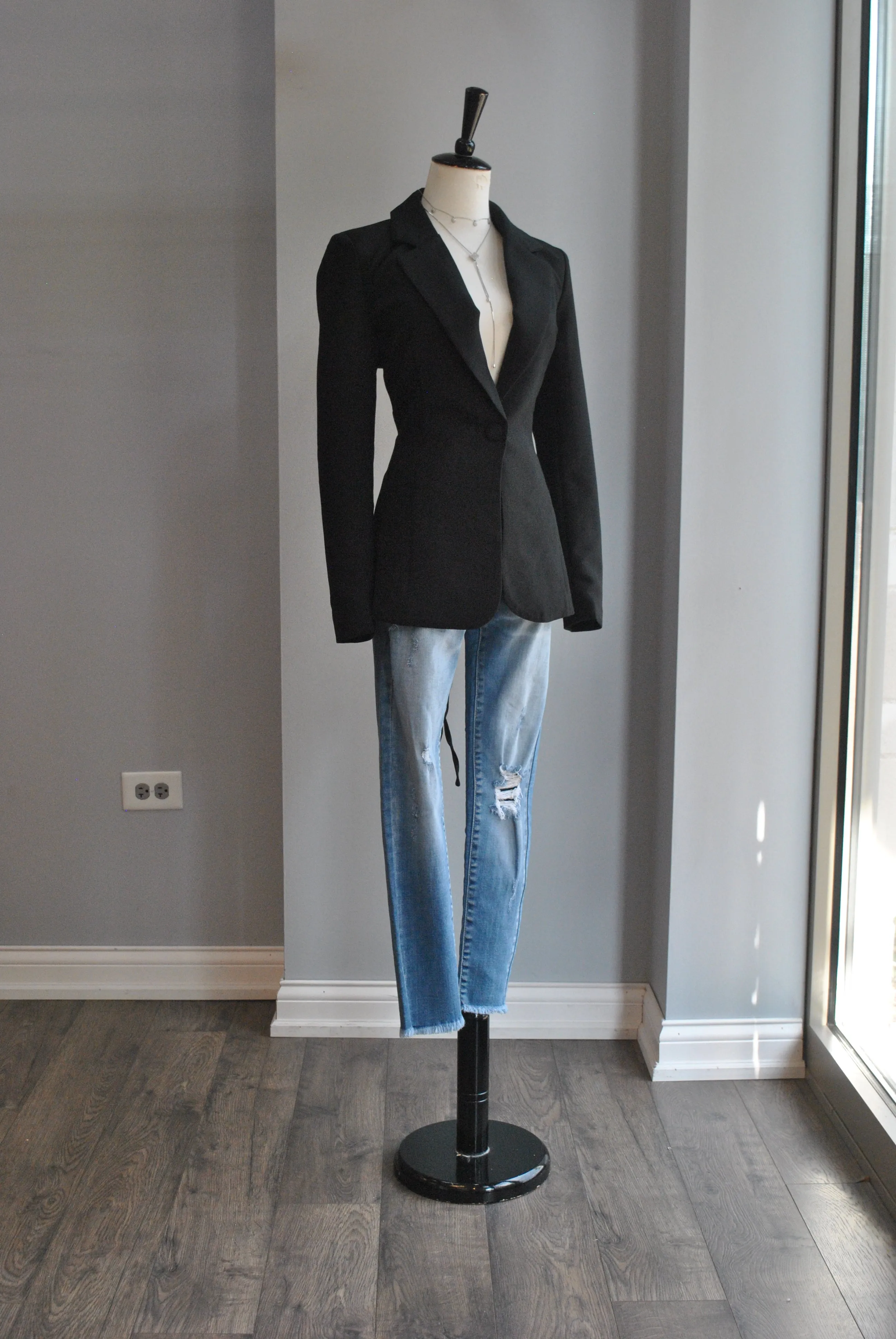 BLACK SIMPLE BLAZER WITH OPEN TIE BACK