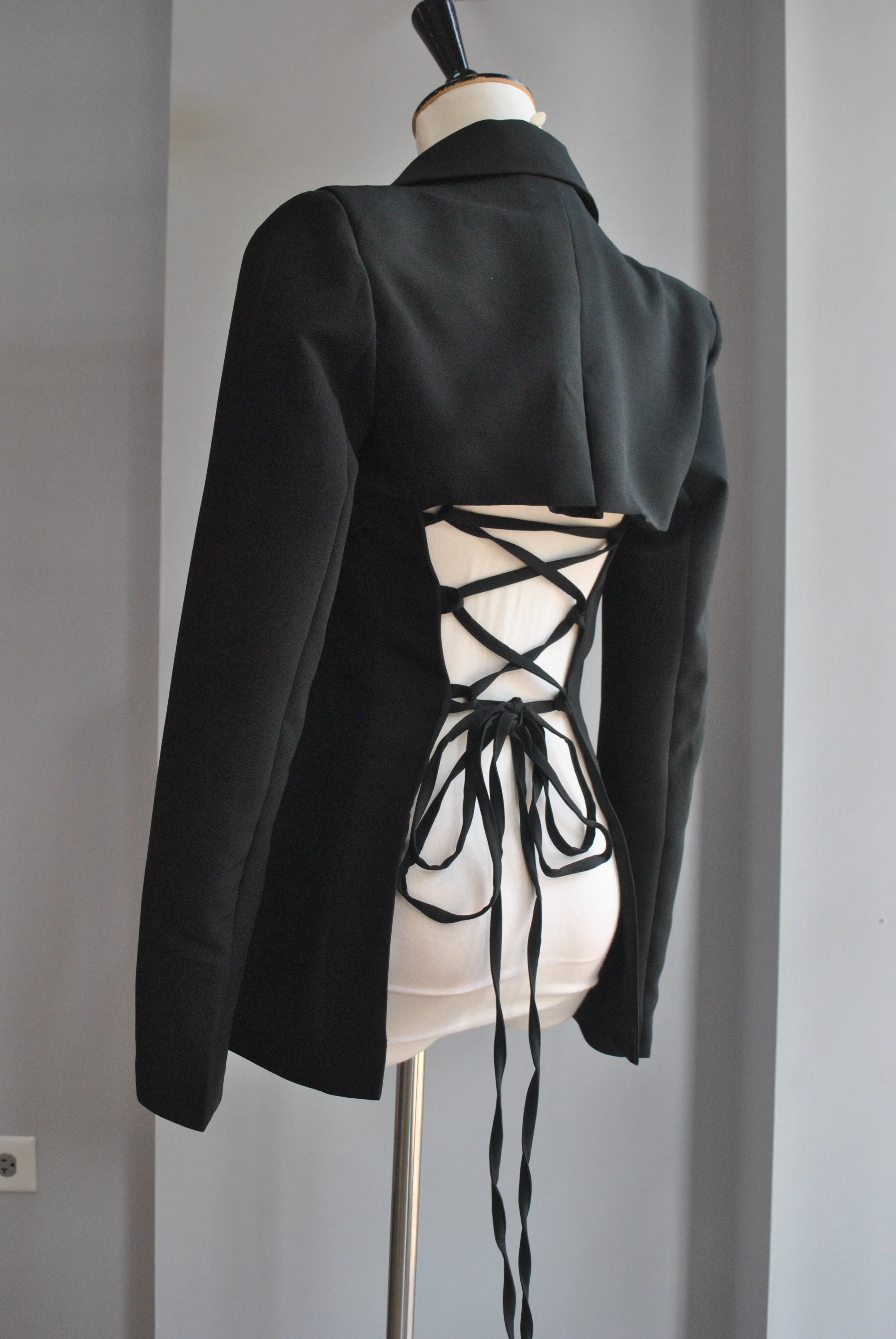 BLACK SIMPLE BLAZER WITH OPEN TIE BACK