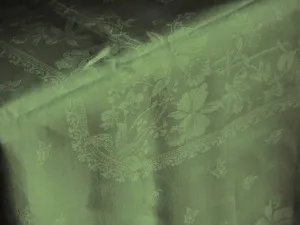 French Linen Damask - Flowers behind a Wicker Fence - Cloth and 12  Banquet Napkins