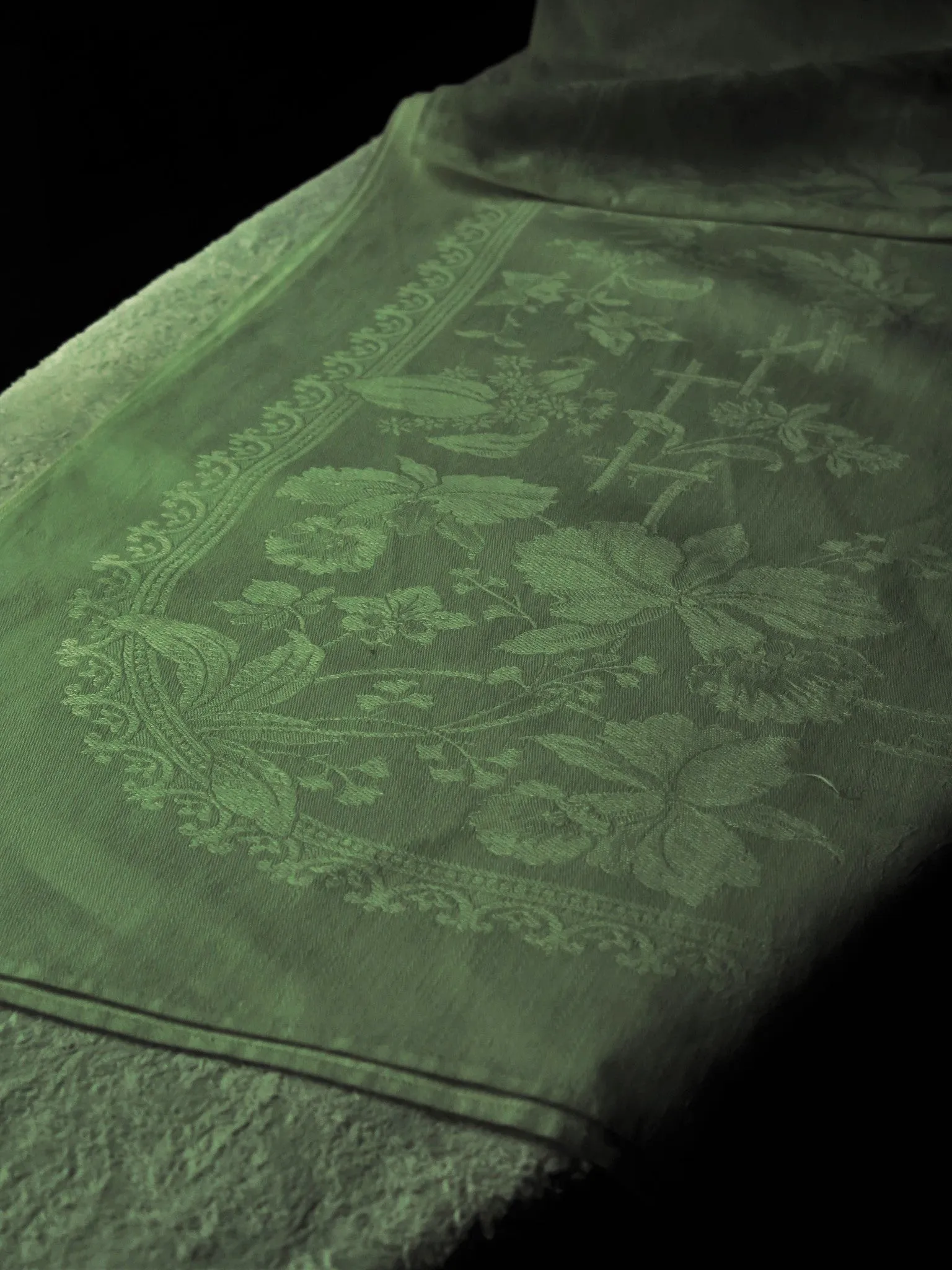 French Linen Damask - Flowers behind a Wicker Fence - Cloth and 12  Banquet Napkins