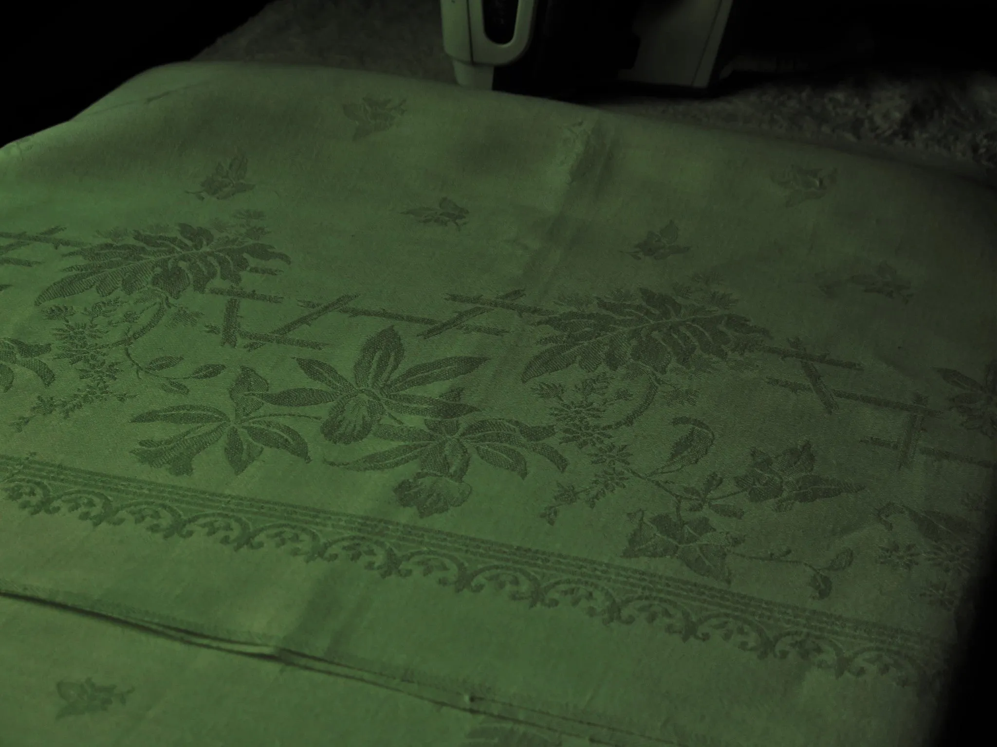 French Linen Damask - Flowers behind a Wicker Fence - Cloth and 12  Banquet Napkins