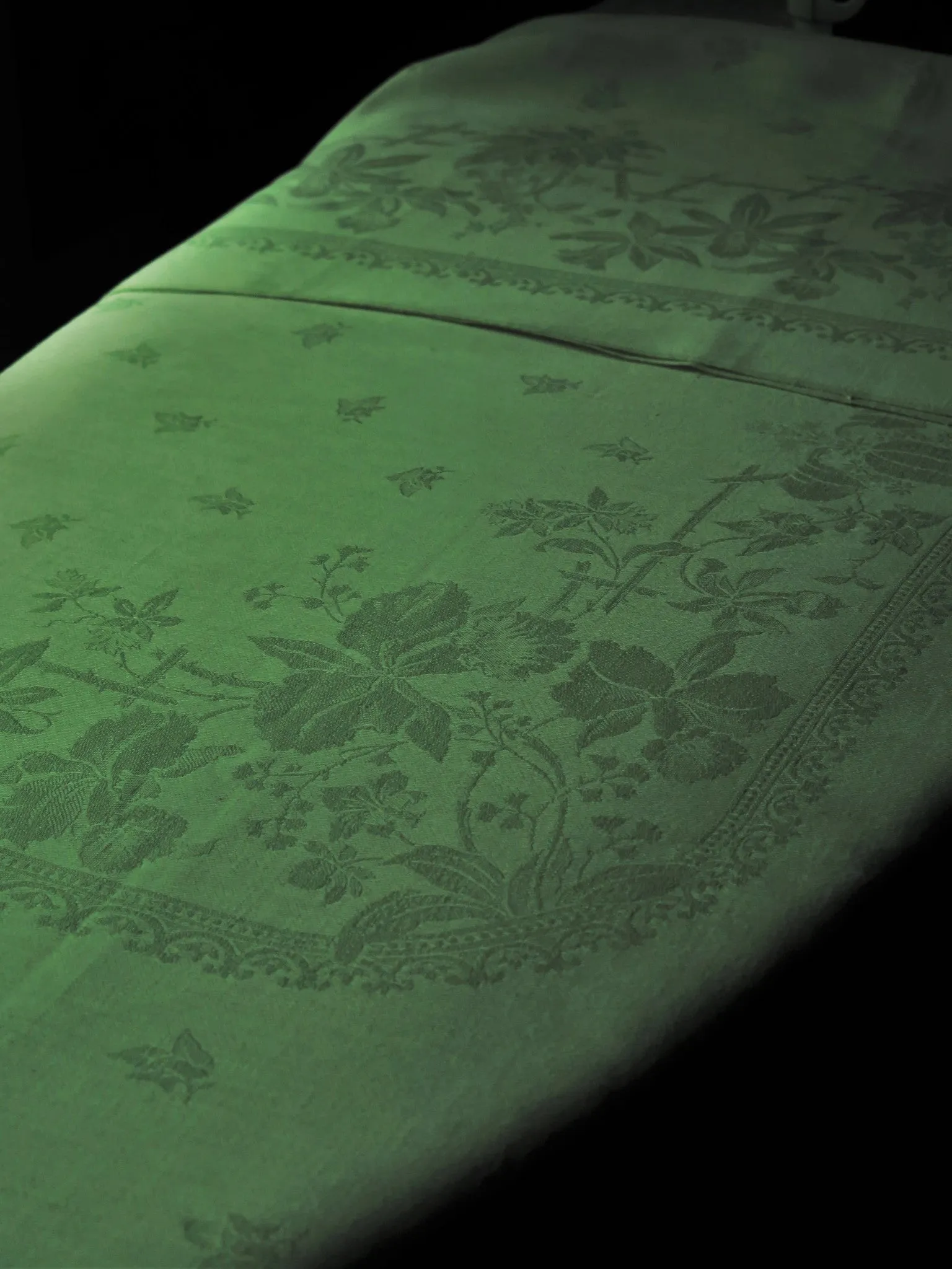 French Linen Damask - Flowers behind a Wicker Fence - Cloth and 12  Banquet Napkins