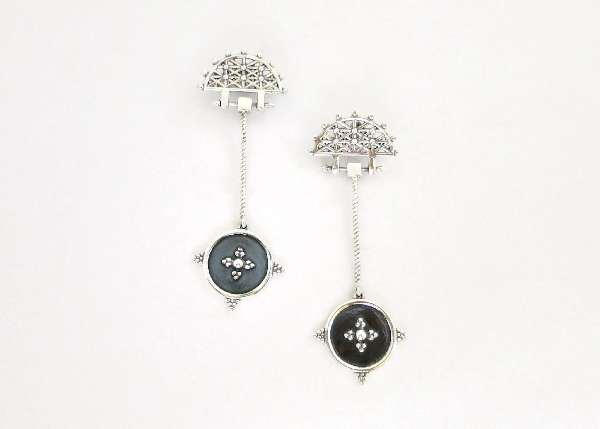 KIRABO dangling lattice and granulation earrings