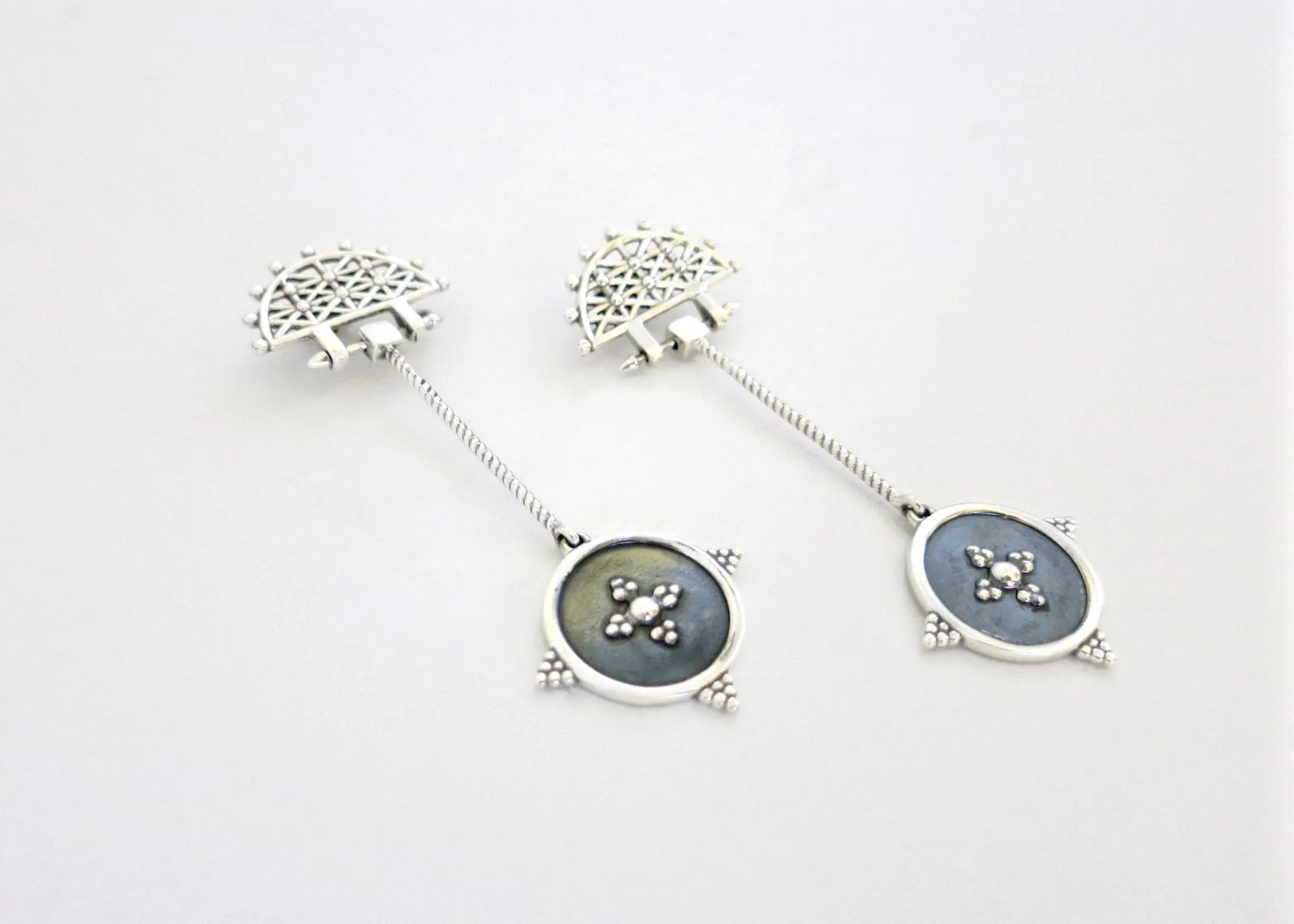 KIRABO dangling lattice and granulation earrings