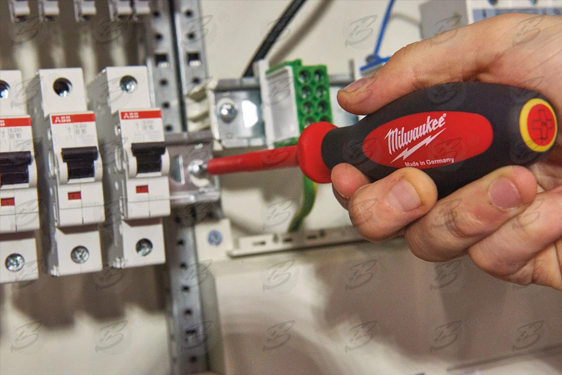MILWAUKEE 7PCS TRI - LOBE VDE SCREWDRIVER SET ( SLOTTED - PHILLIPS )